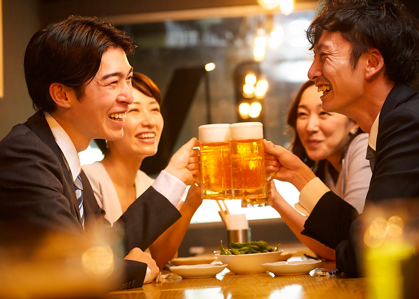 お酒を飲む社会人
