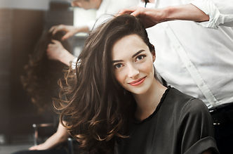 Hairstylist bei der Arbeit