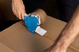 Mitarbeiter schliesst eine Umzugsbox und bereitet sich auf einen kleinen Transportdienst vor
