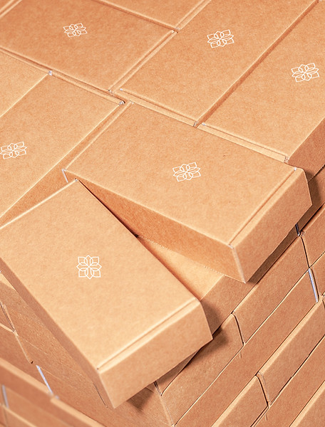 積み重ねられた段ボール箱