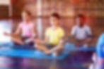 Niños practicando yoga