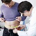 Nutricionista medindo cliente