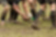 Een rugbybal vasthouden