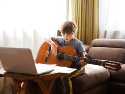 6歳からOK!オンラインで学べる子どもギターレッスンとは?【英語・日本語対応】
