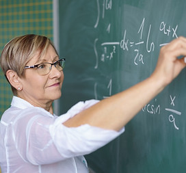 Profesor escribiendo en pizarra