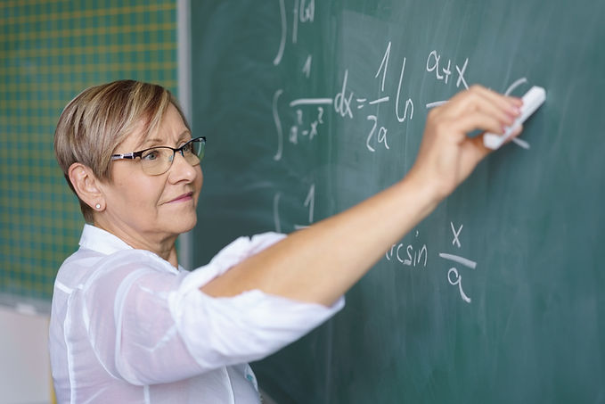 Profesor escribiendo en pizarra