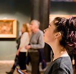 Visiteur d'un musée