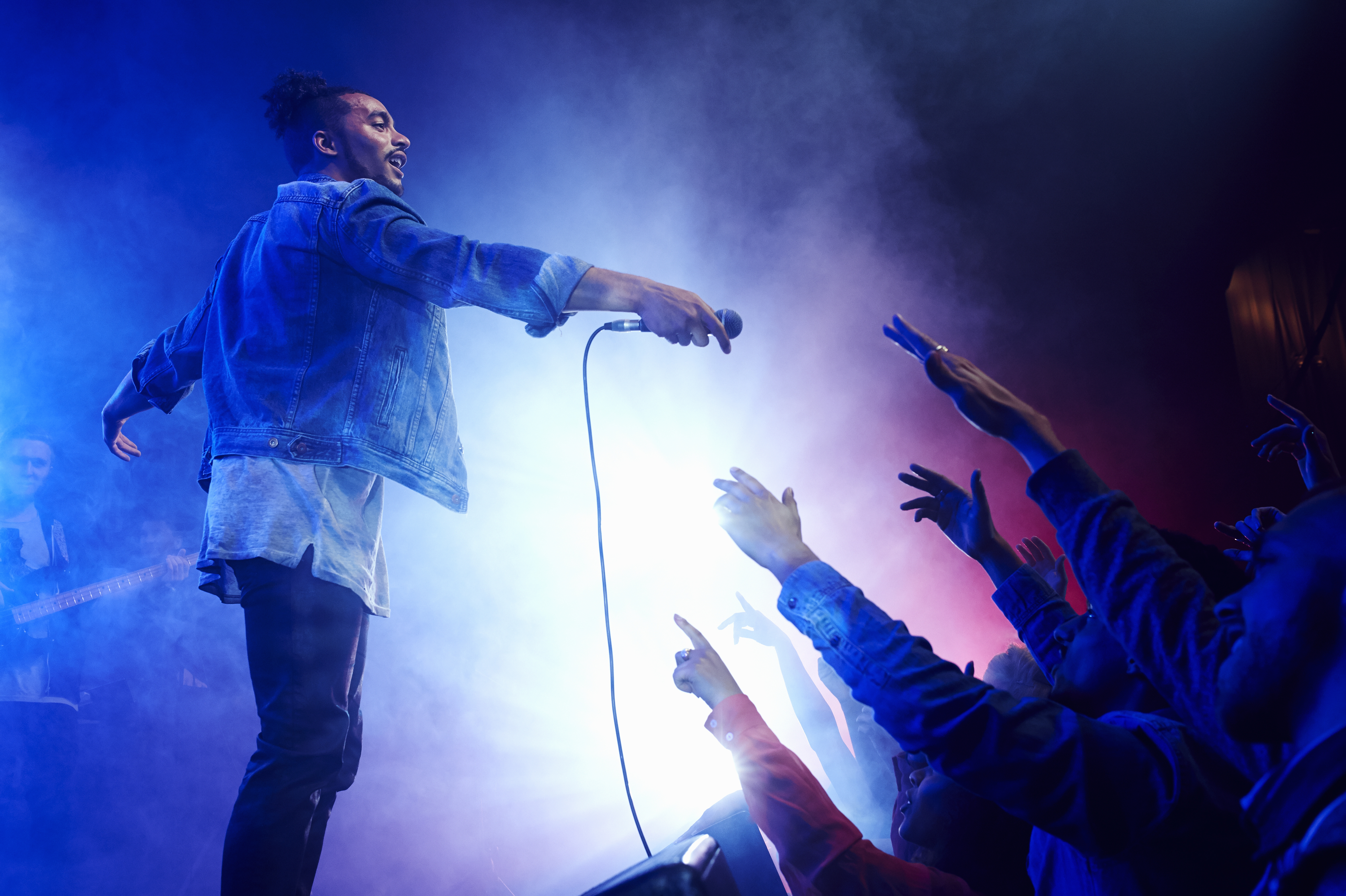 Banda actuando en el escenario