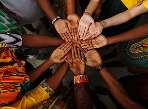 Diverse hands joined in a circle / Mains diverses réunies en cercle