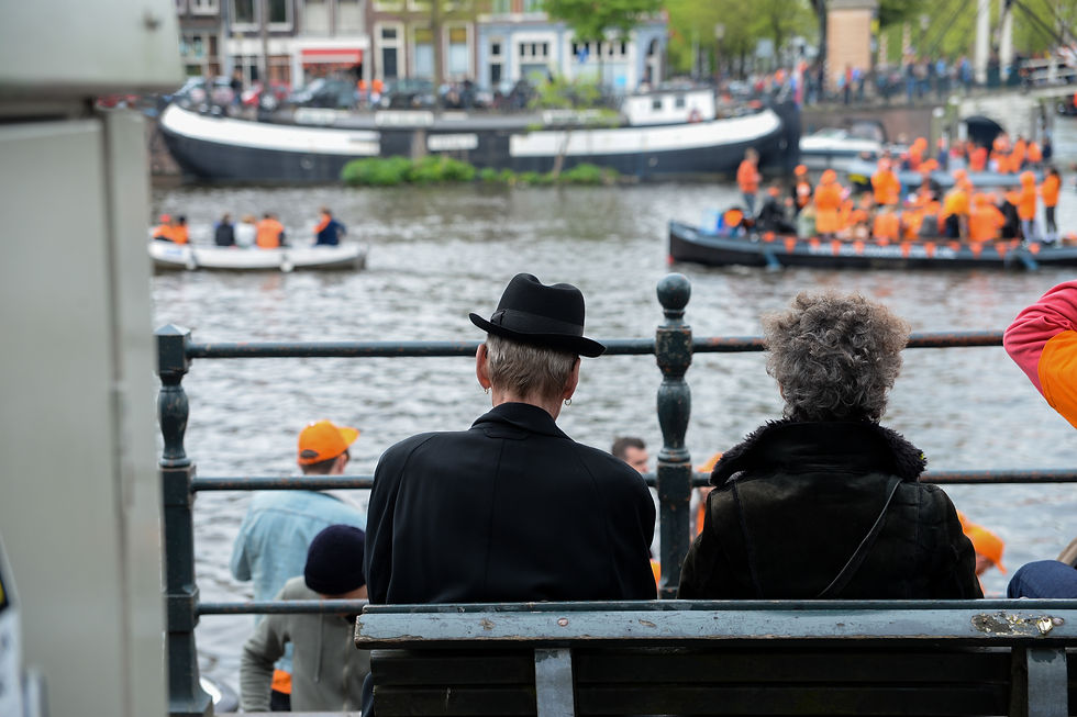 Koppel bekijkt feestelijkheden