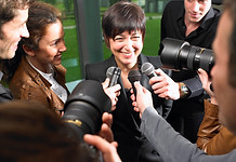 Eine Politikerin gibt ein Interview vor vielen Mikrofonen und Kameras