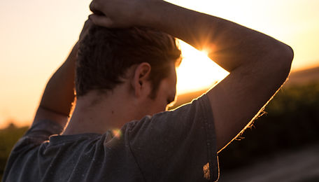 Homme qui manque de confiance en lui et se dévalorise sans cesse.
