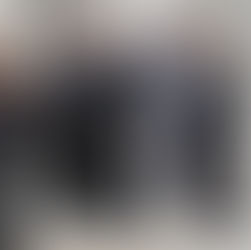 Merdivenlerde sıralanmış iş ekibi, birlikte yükselmeyi ve stratejik iş birliğini temsil ediyor