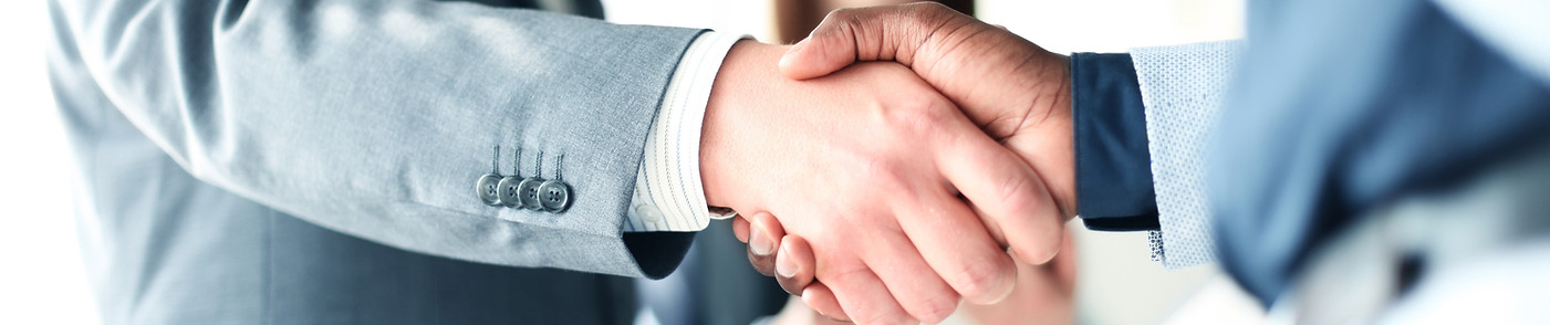 Apretón de manos en la oficina