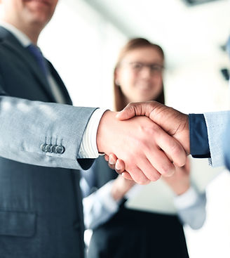 Aperto de mão no escritório