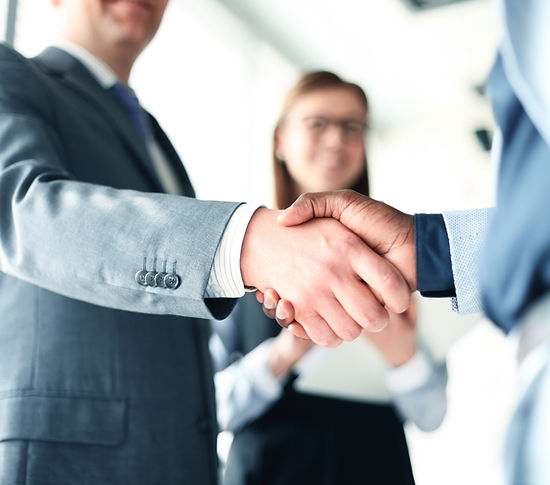Aperto de mão no escritório