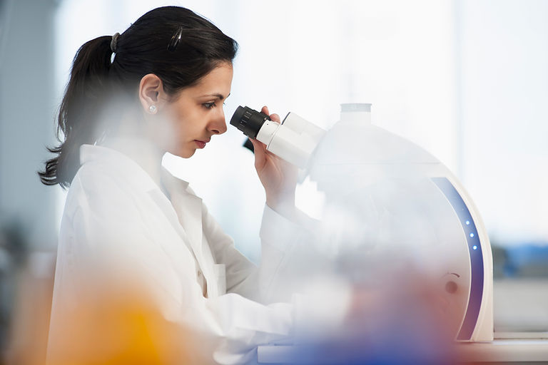 CientÃfico usando microscopio