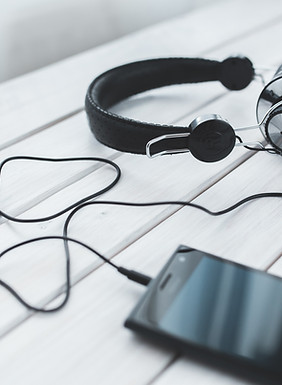 Auriculares y teléfono inteligente