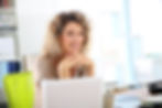 Employé de bureau souriant