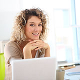Frau, die an Laptop arbeitet