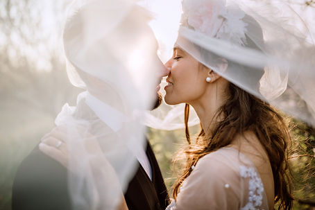Mariage romantique, couple s'embrassant