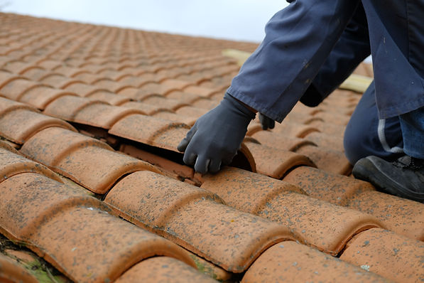 Repairing a broken roof tile