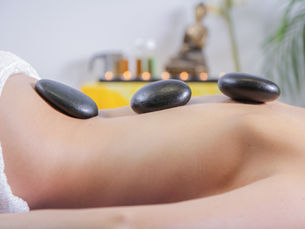 Spirituelle Bedeutung von Rückenschmerzen – Frau mit Schmerzen im unteren Rücken. Symbolbild für emotionale Belastungen, Stress, Existenzängste, psychosomatische Ursachen und ganzheitliche Heilung.