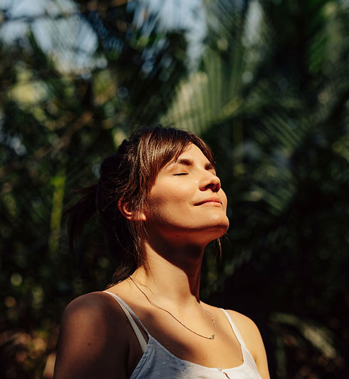 Frau genießt die Natur