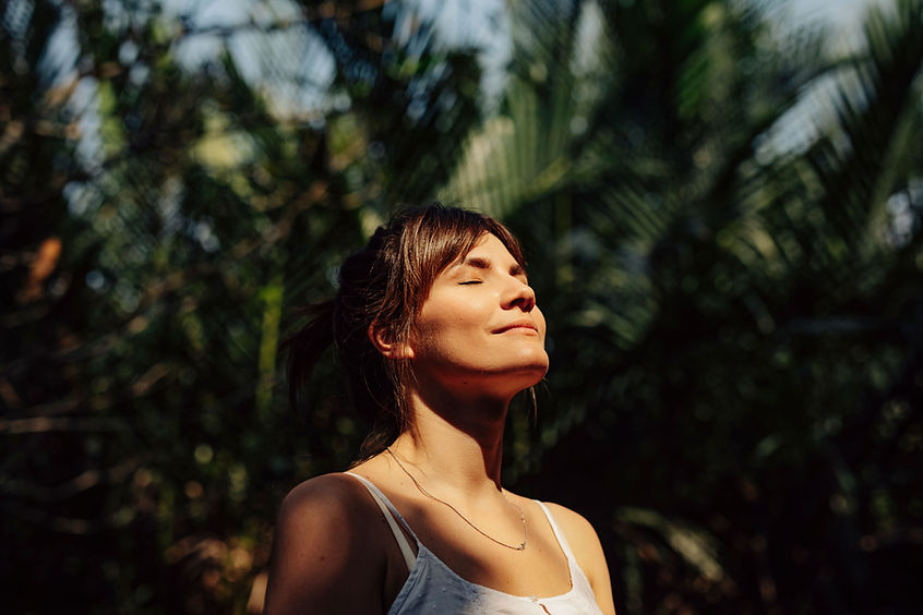 Femme profitant de la nature