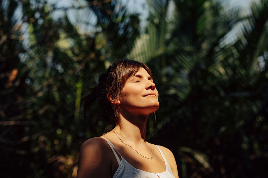 Femme profitant de la nature