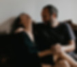 Pareja disfrutando los beneficios de la terapia de reemplazo hormonal bioidéntica para el equilibrio y salud emocional
