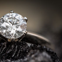 Un anello di diamanti, dettagli raffinati, Centro Servizi Orafi, gioielli di lusso.