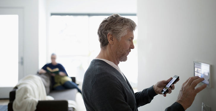 Un homme règle le thermostat