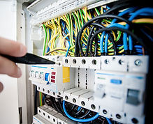 Krankenschwester misst den Blutdruck