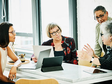 Un grupo de mujeres en una reunión de negocios.
