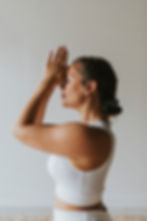 Frau praktiziert Yoga an einem heißen Sommertag