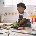 Criança brincando com brinquedos de madeira