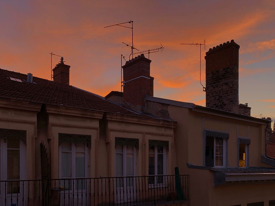 Coucher de soleil sur batiments
