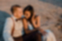 Couple souriant en plein air