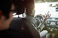 Chauffeur de taxi privé et passager en transfert aeroport vers le port