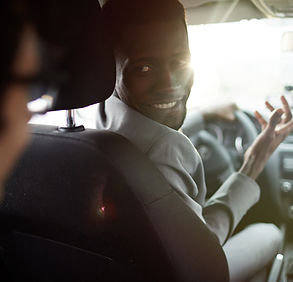 Hombre conduciendo un vehículo