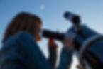 Regardant à travers le télescope