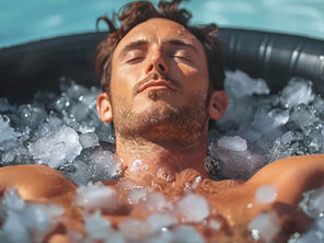 Ein Mann liegt mit geschlossenen Augen und einem entspannten Gesichtsausdruck in einem Eisbad