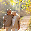 Casal de idosos no passeio de Outono