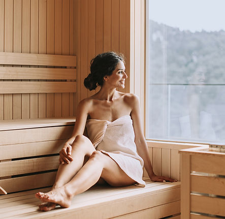 Femme se relaxant dans un sauna