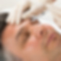 Mann, der Botox bekommt