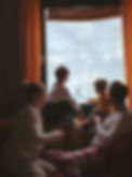 Familie kijkt naar sneeuw