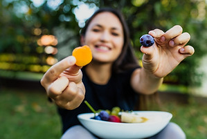 fille mange Fruits frais