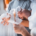 Scène de baptême d'enfant