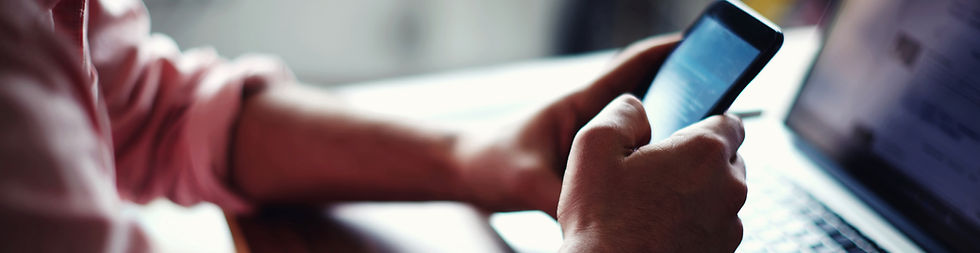 Telefon und Laptop benutzen